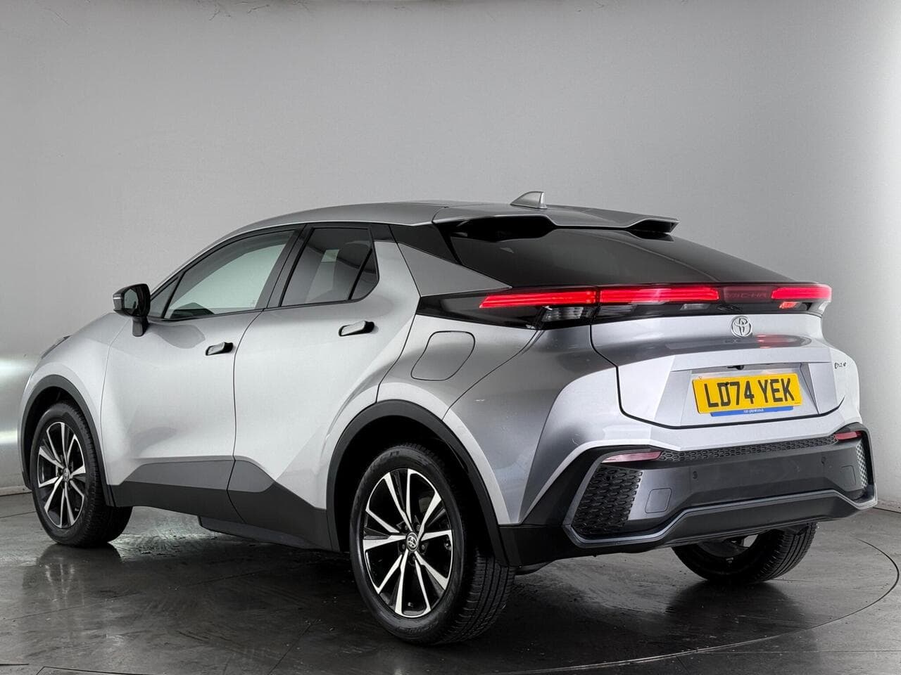 Toyota C-HR thumbnail Rear Left
