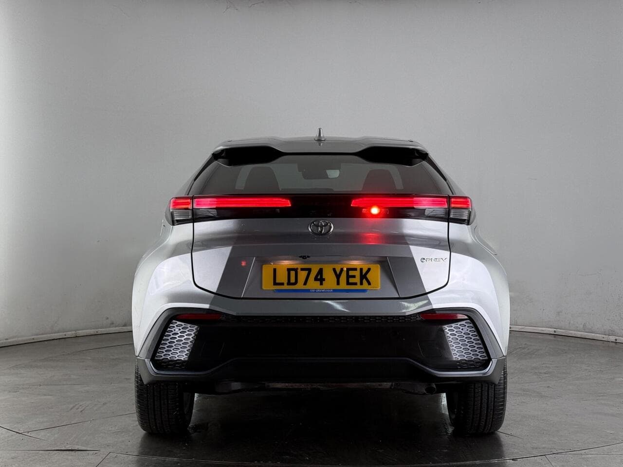 Toyota C-HR thumbnail Rear