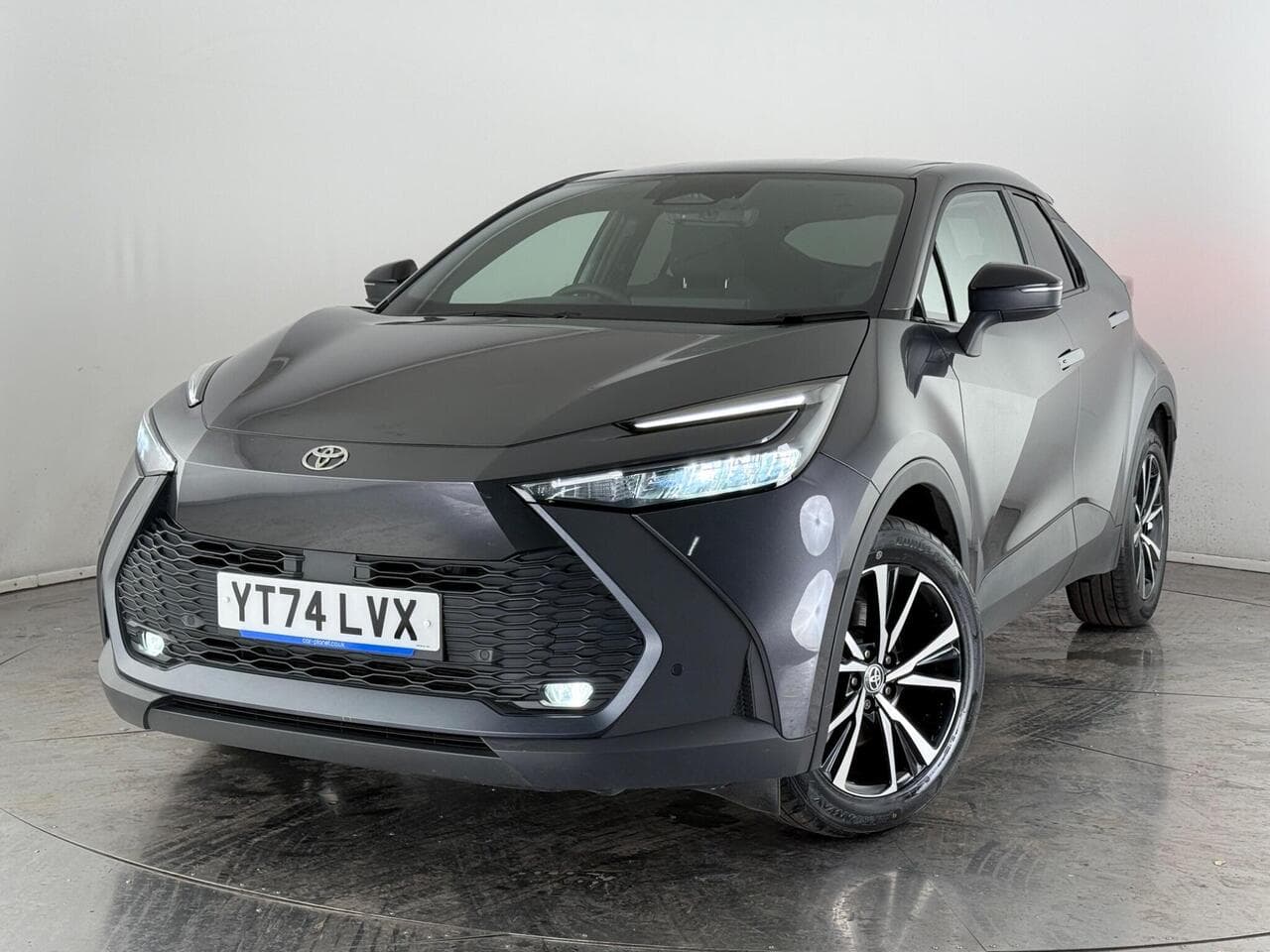 Toyota C-HR thumbnail Front Left