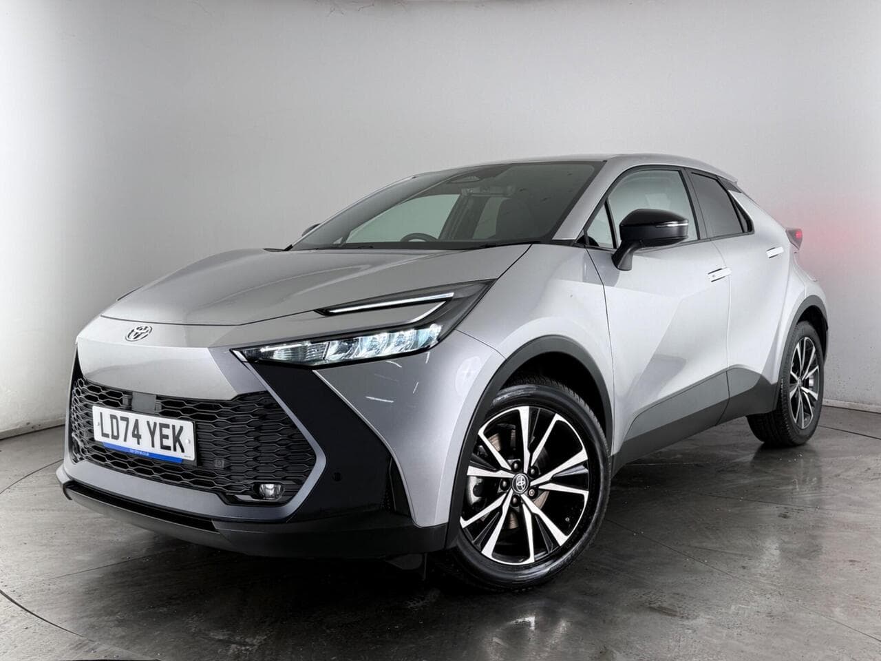 Toyota C-HR thumbnail Front Left