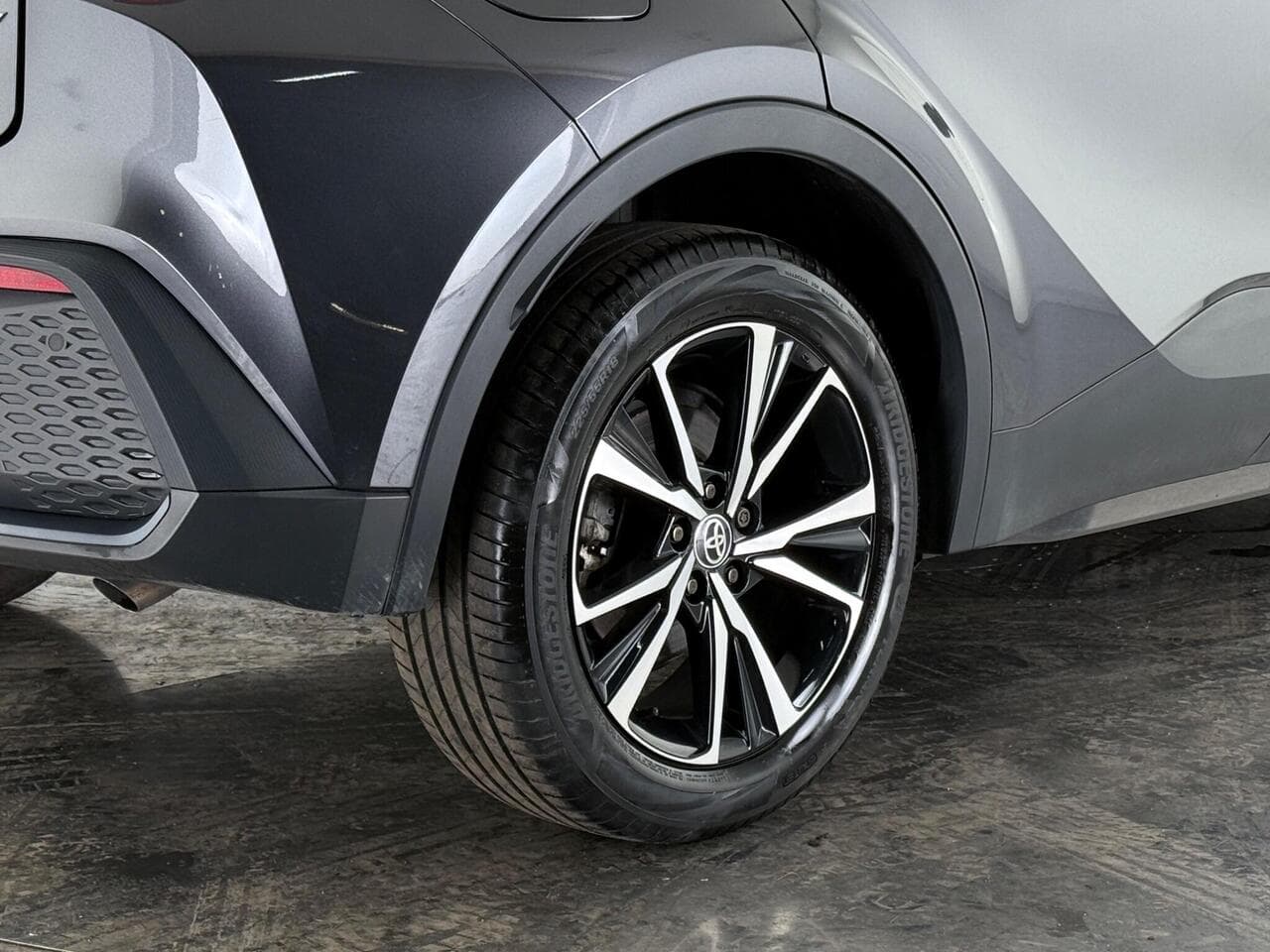 Toyota C-HR thumbnail Wheel